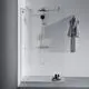 Duschsystem von Ideal Standard mit einer klaren Glasabtrennung, einer Regendusche und einem Handbrausehalter. Dekoartikel und Bademantel hängen an der Wand.